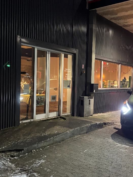Tankstation med lys og udstilling