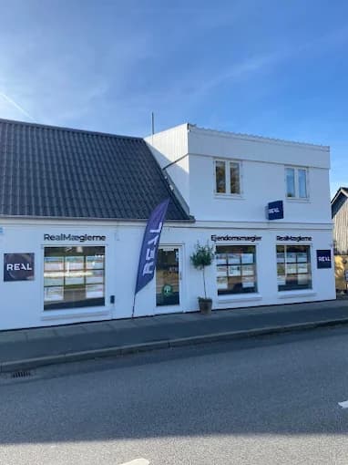 Billede af RealMæglerne Hals i Hals